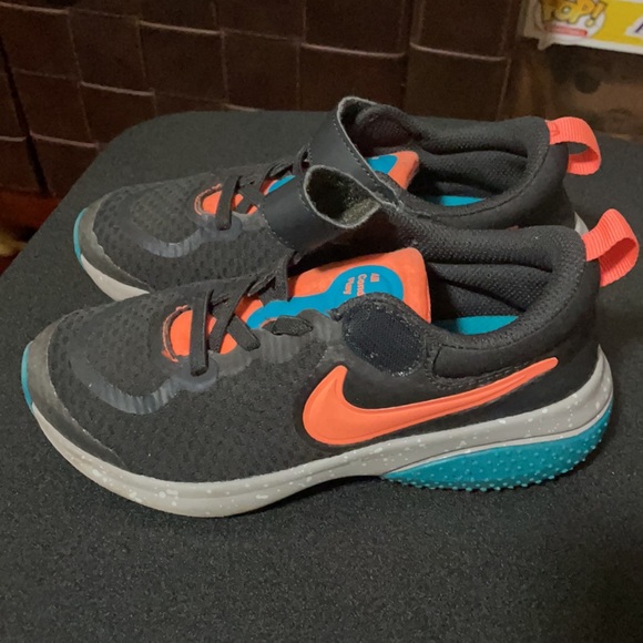 Nike girls soft all condition play sneakers. - Picture 3 of 4
